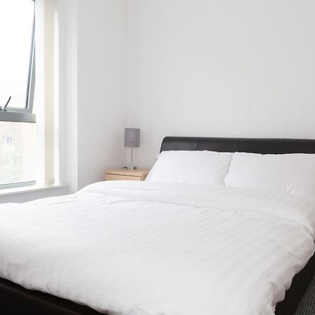 Serviced Apartment In Liverpool City Centre - Free Parking - Balcony - By Happy Days エクステリア 写真