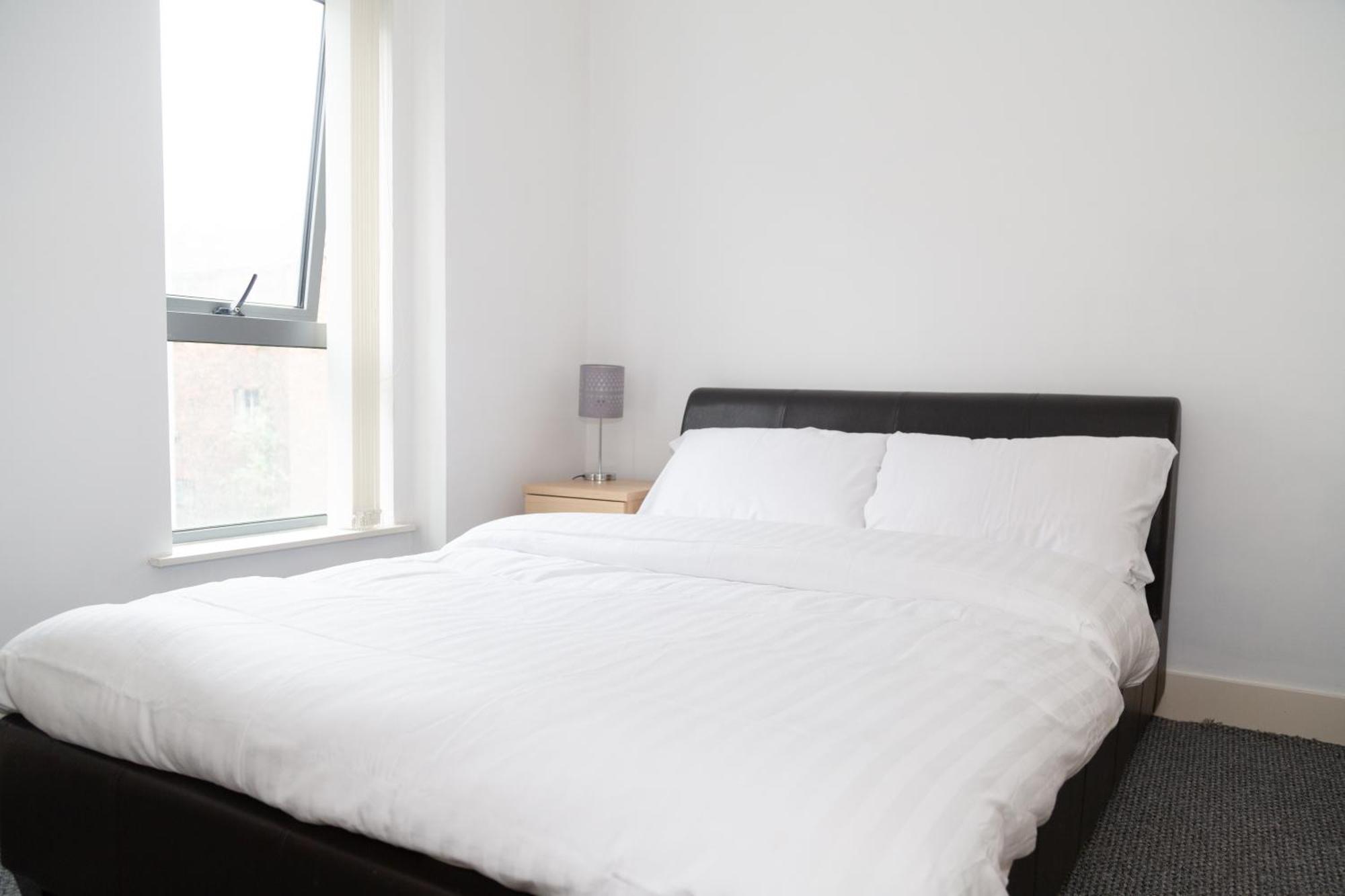 Serviced Apartment In Liverpool City Centre - Free Parking - Balcony - By Happy Days エクステリア 写真