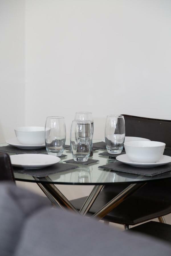 Serviced Apartment In Liverpool City Centre - Free Parking - Balcony - By Happy Days エクステリア 写真